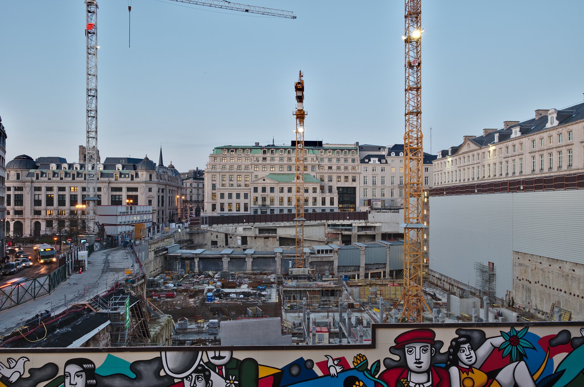 Construction site of the BNP Paribas Fortis headquarters in Brussels, illustrating temporary housing for project teams in Belgium